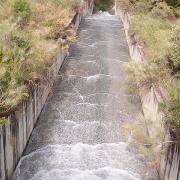 Otra vista de la caída del agua hacia la cascada.