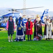 Como es tradicional, los Reyes Magos han llegado en helicóptero a Armilla. 