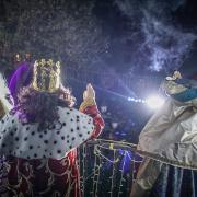 Los Reyes Magos saludan desde el balcón en Baza. 