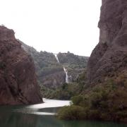Al fondo, la cascada del aliviadero, vista desde la presa de Pinos Genil.