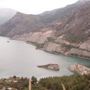 Otra imagen del embalse. Al fondo, la cola del pantano en Güéjar Sierra. 