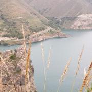 El nivel del agua llega muy cerca de la carretera hacia Güéjar Sierra. 