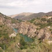 Garganta de la presa del Genil tras el embalse. Al fondo está Pinos Genil. 