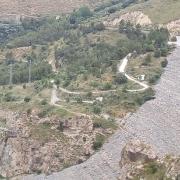 A la derecha, el dique casi a rebosar y a la izquierda, la cascada del aliviadero.