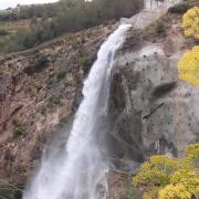 Espectacular imagen de la cascada del aliviadero.