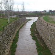 Otra vista de cómo el Beiro lleva sus aguas hacia el Genil, al fondo. 