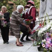 Uno de los momentos de la ofrenda floral.