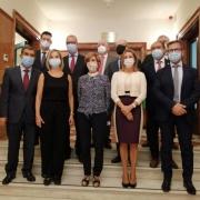 Rosario de la Torre y Luis Portero de la Torre acompañados por las autoridades en la Fiscalía.