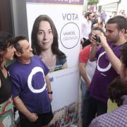 La líder de Podemos se fotografía con simpatizantes de su formación. 