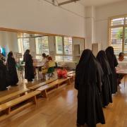 Religiosas hacen cola para votar en un colegio electoral del Realejo.