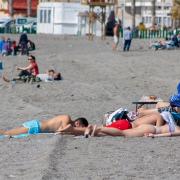 Primeros baños de sol en Almuñécar.