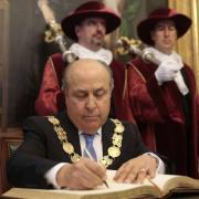 El alcalde estampa su primera firma como nuevo alcalde.
